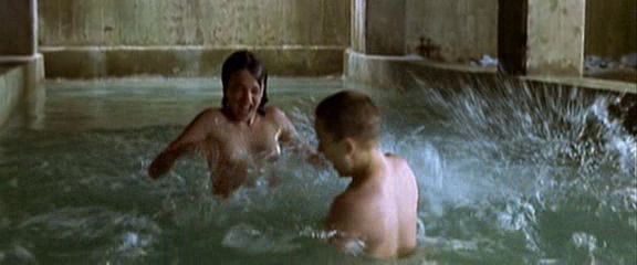 Голая мальчик и девочка в бассейне